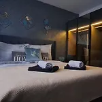 Aria Lux *
