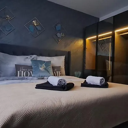 Aria Lux *